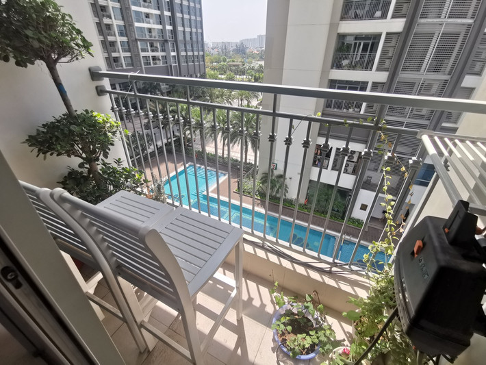 Ban công có diện tích khá nhỏ nhưng được bố trí cây xanh và ghế ngồi đã trở thành một không gian thư giãn trong những ngày nắng đẹp.