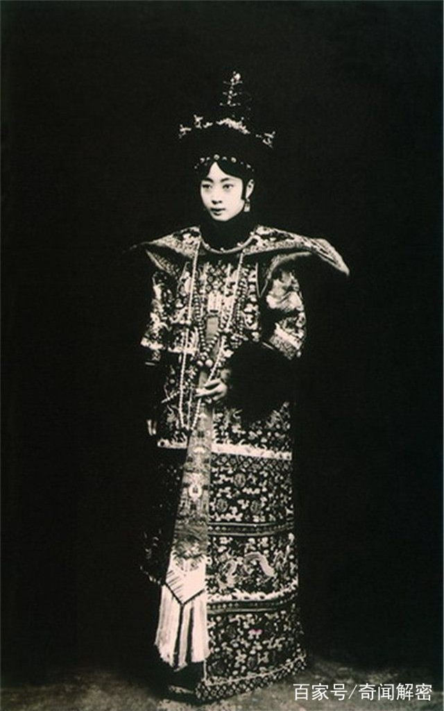 Hoàng hậu Uyển Dung trang nhã trong bộ lễ phục thành hôn.