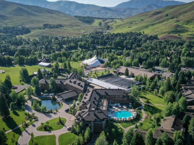 Những du khách giàu có đến Sun Valley quanh năm, bao gồm cả các ngôi sao điện ảnh như Arnold Schwarzenegger và Clint Eastwood. Trong gần 100 năm qua, nơi đây được xem như một trong những địa điểm trượt tuyệt hàng đầu nước Mỹ.