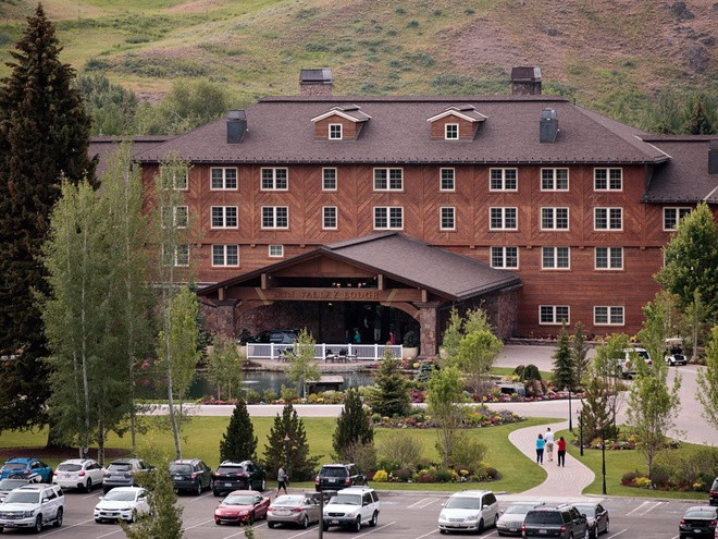 Sun Valley là một thành phố nghỉ mát nổi tiếng nằm ở hạt Blaine thuộc bang Idaho, Mỹ. Thu nhập trung bình mỗi năm của cư dân tại đây vào khoảng 63.500 USD. Mỗi ngôi nhà có giá trung bình lên đến hơn 775.000 USD.