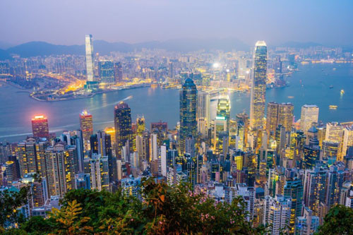 Hong Kong (Trung Quốc) cũng chịu ảnh hưởng lớn do đại dịch SARS gây ra. Sau khi đại dịch được đẩy lùi, giới chức Hong Kong triển khai một số biện pháp để khôi phục nền kinh tế.