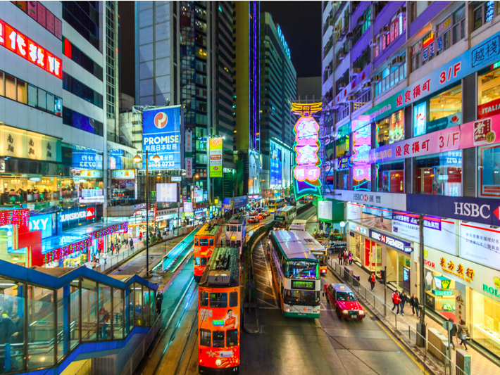 Trong số này có việc Hong Kong tích cực triển khai một số chiến dịch quảng quá hình ảnh là một điểm đến an toàn, thân thiện và thí vị đối với du khách thông qua nhiều sự kiện hấp dẫn như các lễ hội sôi động. Theo đó, lượng du khách nội địa và quốc tế đến các địa điểm du lịch nổi tiếng ở Hong Kong ngày càng tăng.