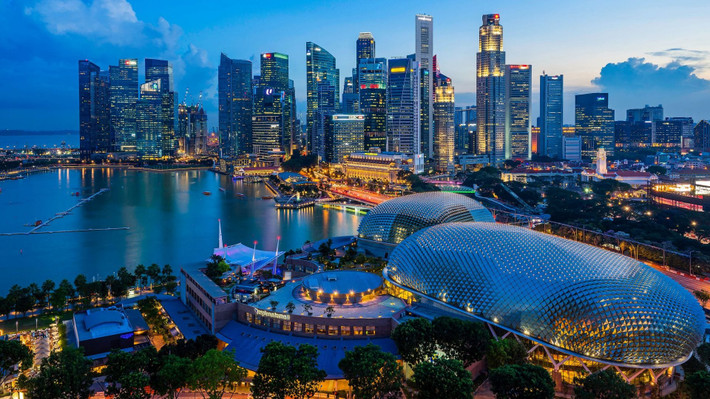 Song song với đó, Singapore cũng tổ chức các lễ hội mua sắm, chương trình giảm giá lớn giúp nhành bán lẻ tăng trưởng trở lại.