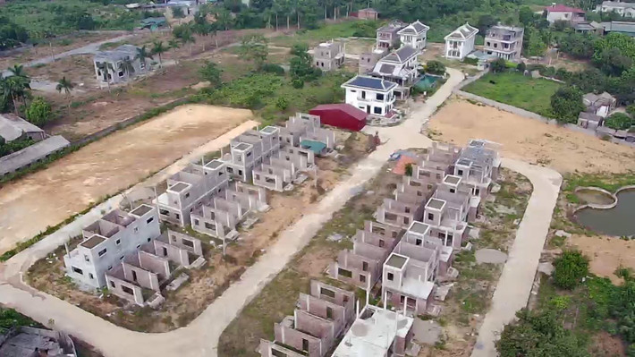 Theo đại diện Sở Xây dựng Hòa Bình, những dự án này bản chất là khu đất nông thôn có sổ đỏ được cá nhân mua lại, sau đó ủy quyền cho doanh nghiệp xây dựng và kinh doanh mà không đăng ký dự án theo quy định pháp luật. Đến khi được rao bán, "cò đất" tự gắn mác là dự án bất động sản nghỉ dưỡng hoành tráng.