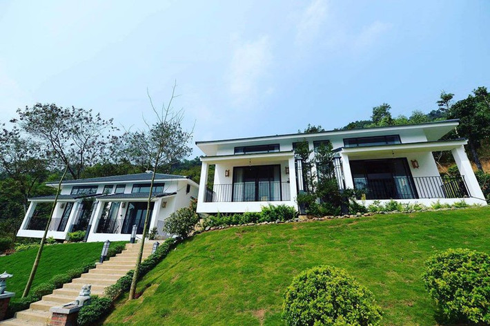 Đại diện Sở Xây dựng Hòa Bình cho biết, đất có sổ đỏ ở nông thôn, chưa có quy hoạch thì người dân tự xây dựng mà không phải xin cấp phép. Do đó, người ta không cần phải xin thủ tục qua Sở Xây dựng, thẩm quyền quản lý không qua Sở, mà chỉ chịu sự quản lý của địa phương.