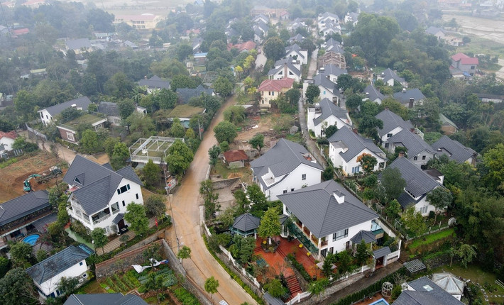 Bên trong khu đất của Beverly Hill là hàng loạt căn biệt thự được xây dựng theo kiến trúc hiện đại. Ngoài ra, hạ tầng giao thông, tiện ích như bể bơi, nhà hàng được đầu tư xây dựng bài bản, đồng bộ.