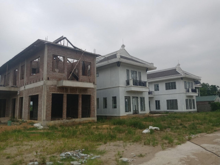 Cũng giống như 2 dự án nêu trên, 2 dự án Ohara Villas & Resort và Kai Village Resort tại xã Mông Hóa, TP Hòa Bình cũng đang tồn tại như một quần thể du lịch nghỉ dưỡng quy mô “khủng”. Dù nằm sâu trong khu dân cư, nhưng trong dự án đã tồn tại hàng chục căn biệt thự xây dựng hiện đại, đồng bộ về tiện ích cảnh quan.