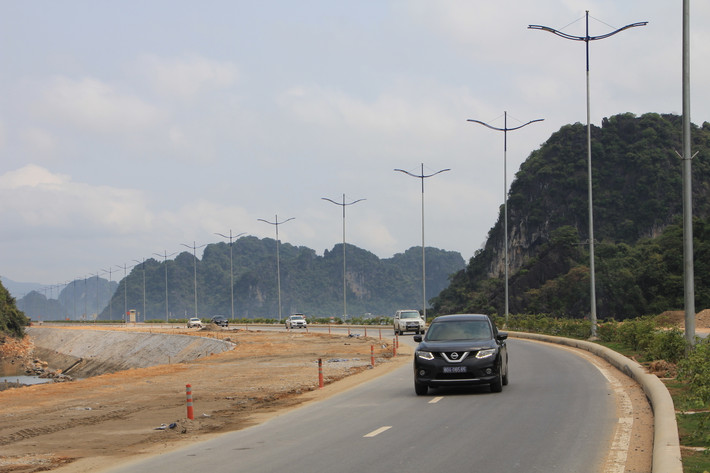  Đường bao biển Hạ Long - Cẩm Phả có tổng chiều dài 18,7km, thiết kế 6 làn xe, tổng mức đầu tư gần 2.300 tỷ đồng từ nguồn ngân sách tỉnh Quảng Ninh do Ban Quản lý dự án đầu tư xây dựng các công trình giao thông tỉnh Quảng Ninh làm chủ đầu tư. Tuyến đường (giai đoạn 1) được khánh thành vào ngày 26/1/2022 và cho các phương tiện giao thông được di chuyển.