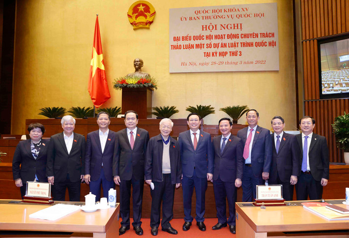 Tổng Bí thư Nguyễn Phú Trọng, Chủ tịch Quốc hội Vương Đình Huệ và các lãnh đạo Quốc hội dự hội nghị.