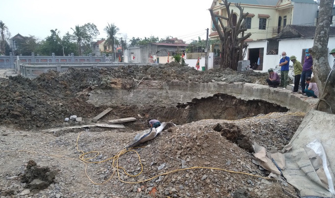 Trong quá trình triển khai thi công, tu bổ hạng mục giếng, người dân địa phương, giới nghiên cứu và những người quan tâm đến di sản này đều cho rằng, chủ đầu tư đã chủ trương phá bỏ giếng cổ bằng cách thu hẹp đường kính giếng; thậm chí còn làm một con đường bê tông đi ngang qua…