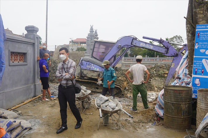 Trước đó, nhiều người dân xã Thiệu Trung, huyện Thiệu Hóa bức xúc về việc UBND huyện Thiệu Hóa cho phá bỏ giếng Ngọc – được cho là có từ hàng trăm năm nay- tại di tích lịch sử đền thờ Lê Văn Hưu để tôn tạo bằng cách làm mới giếng ngay trên nền giếng cũ. Sau khi có phản đối của người dân, công trình này hiện đang tạm dừng thi công.