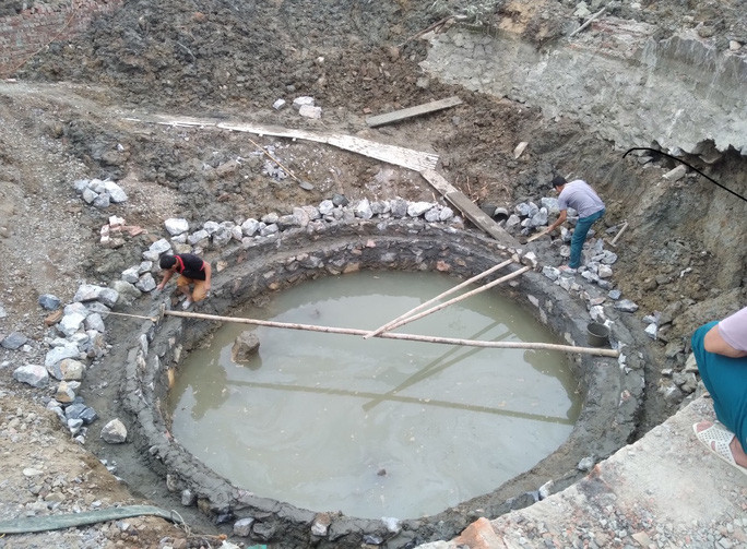 Ông Nguyễn Khánh Tùng, Giám đốc Ban Quản lý dự án đầu tư xây dựng huyện Thiệu Hóa cho biết: Đơn vị chúng tôi chỉ thi công theo thiết kế đã được các cơ quan chức năng phê duyệt. Còn phía lãnh đạo huyện Thiệu Hóa cho biết, dự án này về các bước trình tự, thủ tục hồ sơ là chặt chẽ; việc lấy ý kiến đã có biên bản thống nhất từ nhân dân.