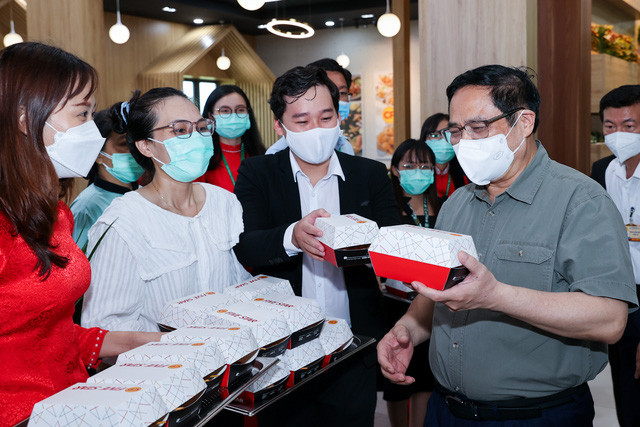 Thủ tướng bày tỏ mong muốn CPV Food tăng cường sử dụng nguyên liệu trong nước, nâng cao tỷ lệ nội địa hóa hơn nữa trong khâu sản xuất thức ăn chăn nuôi, góp phần giảm chi phí cho nhà máy, cùng Việt Nam xây dựng một nền kinh tế độc lập tự chủ. Ảnh VGP/ Nhật Bắc