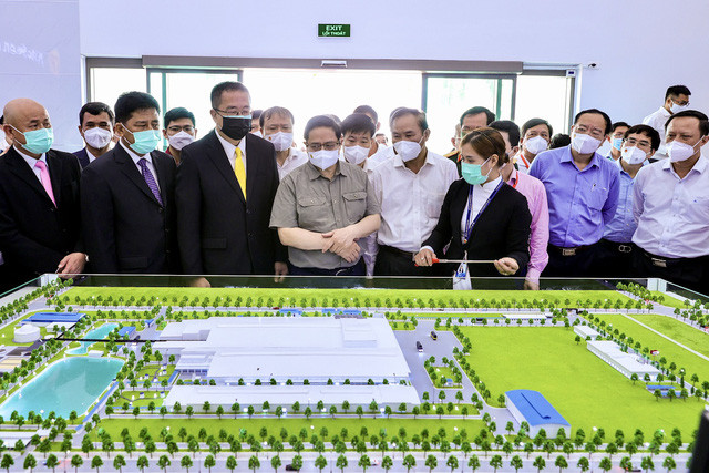 Tại khu công nghiệp Becamex Bình Phước, Thủ tướng Phạm Minh Chính và đoàn công tác đã tới thăm, kiểm tra Nhà máy CPV Food. Nhà máy thứ 17 này của Tập đoàn CP (Thái Lan) tại Việt Nam cũng là nhà máy có quy mô lớn nhất Đông Nam Á của Tập đoàn, với tổng vốn đầu tư 250 triệu USD. Ảnh VGP/ Nhật Bắc
