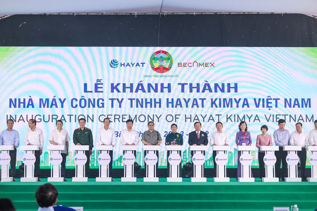 Tiếp đó, tại khu công nghiệp Becamex Bình Phước, huyện Chơn Thành, Thủ tướng Phạm Minh Chính dự lễ khánh thành dự án Nhà máy Hayat Kimya (Việt Nam).