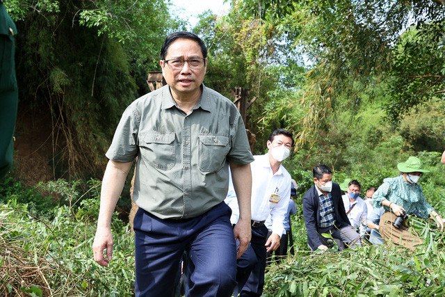 Tại xã Tân Lợi, huyện Đồng Phú, khu vực giáp tỉnh Đồng Nai, Thủ tướng đã nghe báo cáo về hướng tuyến dự án đường bộ từ TP. Đồng Xoài (Bình Phước) qua Đồng Nai, kết nối với các công trình hạ tầng giao thông chiến lược tại khu vực Đông Nam Bộ như tuyến vành đai 4 Thành phố Hồ Chí Minh, cảng Cái Mép - Thị Vải, sân bay Long Thành…
