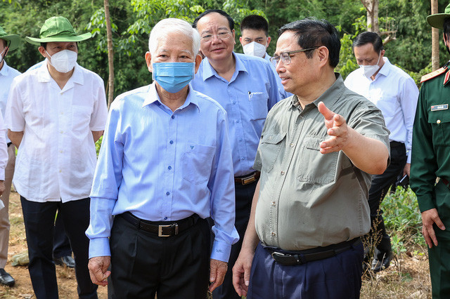 Thủ tướng khảo sát thực địa tại khu vực suối Mã Đà nằm giữa Bình Phước và Đồng Nai. Ảnh VGP/ Nhật Bắc