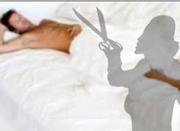 Vợ dùng dao cắt "của quý" của chồng lúc đêm khuya: Bệnh viện Đa khoa tỉnh Sơn La tiếp nhận bệnh nhân N.V.H (SN 1993) trong tình trạng sốc huyết áp 90/60 vì bị cắt cụt dương vật cùng 2 tinh hoàn và đang chảy máu đã được băng ép. Ngay sau đó, bệnh nhân đã được mổ cấp cứu, chẩn đoán vết thương phức tạp đứt lìa hoàn toàn và không còn dương vật, tinh hoàn. Nguyên nhân vụ việc là do mâu thuẫn gia đình nên người vợ là chị H.T.N. (SN 1986 vợ anh H.) đã cắt mất bộ phận sinh dục của chồng.