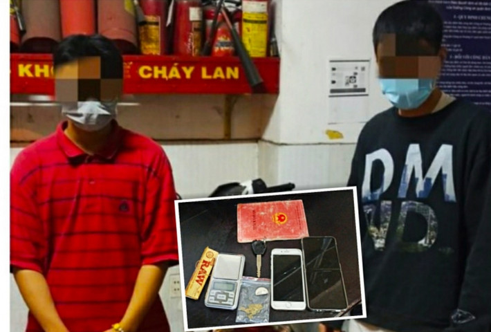 Đi mua cần sa “đụng” tổ công tác 363: Tổ công tác 363 - Công an quận Bình Thạnh, TP Hồ Chí Minh đã hoàn tất hồ sơ bàn giao P.D.T.T (SN 2007) và Đ.T.P (SN 2004), cùng ngụ Bình Tân cho Công an phường 21, quận Bình Thạnh điều tra xử lý về hành vi “tàng trữ trái phép chất ma túy, kích thích”. Trước đó, tổ công tác phát hiện T điều khiển xe máy chở P có mang theo túi nilon chứa sợi lá cắt nhuyễn, 2 đối tượng khai nhận túi nilon trên là cần sa.