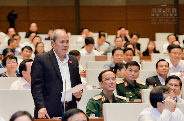 Đại biểu Quốc hội Ngô Văn Minh: "Chi vượt dự toán hơn 26 nghìn tỉ là việc làm kiểu "tiền trảm, hậu tấu". “Chi vượt dự toán hơn 26 nghìn tỉ là việc làm kiểu “tiền trảm, hậu tấu”, sai pháp luật. Chi vượt dự toán rồi lại đề nghị Quốc hội đưa vào dự toán và chấp nhận quyết toán là không được.Tôi nghĩ điều này là không chấp nhận được, cần phải làm rõ trách nhiệm. Năm ngoái cũng như vậy, năm nay cũng như vậy, chúng ta rút kinh nghiệm bao nhiêu lần rồi, rút làm gì nữa?”