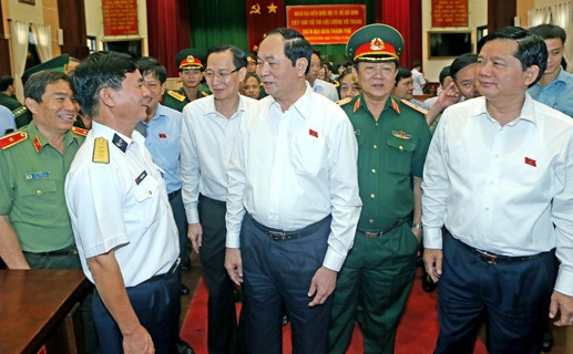 Chủ tịch nước Trần Đại Quang: Đẩy lùi suy thoái, "tự diễn biến", "tự chuyển hóa". Tại buổi tiếp xúc với cử tri thuộc các lực lượng vũ trang trên địa bàn thành phố HCM ngày 11/12/2016, Chủ tịch nước Trần Đại Quang nói: “Những biểu hiện “tự diễn biến”, “tự chuyển hóa” ngày càng lộ rõ nét hơn trong đời sống chúng ta. Cho nên Đảng và Nhà nước ta xác định vừa phải kiên trì, vừa kiên quyết đẩy lùi sự suy thoái, những biểu hiện “tự diễn biến”, “tự chuyển hóa” trong nội bộ”. Ảnh SGGP.