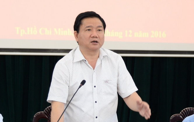 Bí thư Đinh La Thăng: "Thuê tôi chỉ huy, năm 2017 sẽ xong bến xe Miền Đông". Đây là "cam kết" của Bí thư thành ủy TP HCM Đinh La Thăng với ông Lê Văn Pha (Phó tổng giám đốc công ty cơ khí ôtô Sài Gòn (SAMCO) khi SAMCO không thực hiện cam kết hoàn thành bến xe Miền Đông năm 2017 tại cuộc làm việc giữa lãnh đạo thành ủy, UBND TP HCM và các sở ngành về vấn đề ùn tắc giao thông tại Sở Giao thông vận tải sáng 13/12. Ảnh Tuổi trẻ.