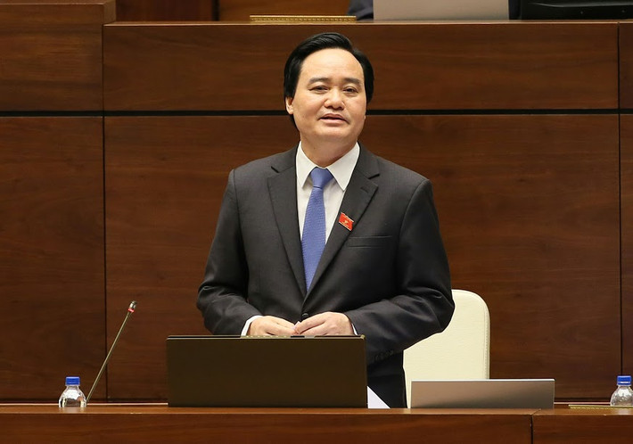 "Tôi quan niệm giáo dục không phải là một trận đánh, giáo dục là con người. Đó là một công trình lớn được xây dựng liên tục trong nhiều năm", Bộ trưởng Bộ GD-ĐT Phùng Xuân Nhạ trả lời bên hành lang quốc hội hồi tháng 4/2016 sau khi được bổ nhiệm vị trí đứng đầu ngành giáo dục. Nguồn Vietnamnet.