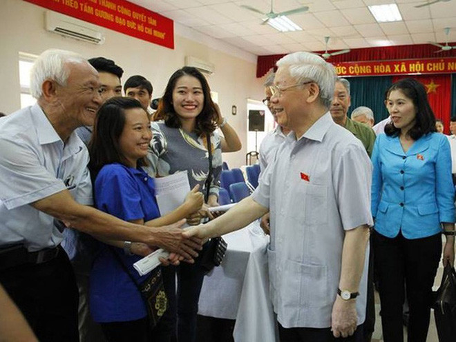 Tổng Bí thư Nguyễn Phú Trọng: "Có ai dám tự phê bình, nhận khuyết điểm, kỷ luật?". Tiếp xúc cử tri quận Ba Đình (Hà Nội) sáng 17/10, trước kỳ họp thứ 2 Quốc hội khóa XIV, Tổng Bí thư Nguyễn Phú Trọng nói: “Đối ngoại đã khó, chống ngoại xâm đã khó, nay chống nội xâm cũng khó, bởi tự ta đánh vào ta, ai dám tự phê bình, ai nhận kỷ luật, nhận khuyết điểm không?”. Ảnh NLĐ.