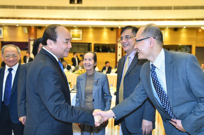 “Chính phủ hiện tại là chính phủ “lắng nghe”, lắng nghe người dân, doanh nghiệp, đặc biệt là từ các nhà khoa học quốc tế, trong nước, lắng nghe để hành động hiệu quả, thực chất hơn”, đó là phát ngôn của Thủ tướng Nguyễn Xuân Phúc tại hội nghị bàn tròn “Thủ tướng với mạng lưới chuyên gia toàn cầu về phát triển Việt Nam” được tổ chức chiều 13/12/2016 tại Hà Nội. Ảnh Tuổi trẻ.