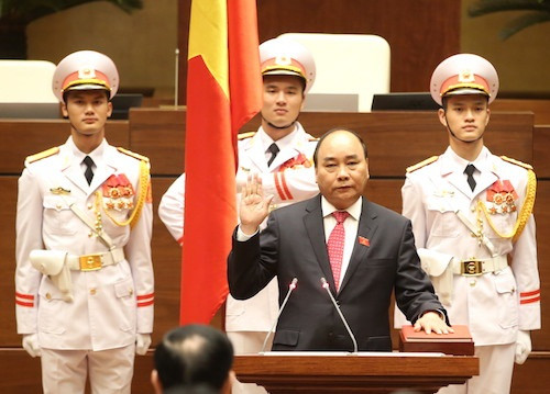 Thủ tướng Nguyễn Xuân Phúc: "Không để các nhóm lợi ích thao túng". Thủ tướng Nguyễn Xuân Phúc đã được Quốc hội khoá 14 bầu tái đắc cử vị trí người đứng đầu Chính phủ nhiệm kỳ 2016-2021. Phát biểu sau khi tuyên thệ nhậm chức, Thủ tướng nhấn mạnh: “Chúng ta cần phải có trách nhiệm đối với từng đồng tiền thuế của dân, phải sử dụng minh bạch, hiệu quả, vì lợi ích chung của người dân và của toàn xã hội”. Đồng thời, Thủ tướng nói: “Chúng ta phải làm sao để con cháu của nông dân, công nhân, người nghèo đều có cơ hội học tập, tiến thân, kể cả cơ hội trở thành lãnh đạo của đất nước trong tương lai”. Ảnh: Vnexpress.