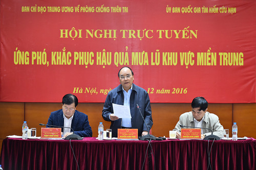 “Tuyệt đối không để người dân bị đói, rét trong mưa lũ”. Tại hội nghị trực tuyến ứng phó, khắc phục hậu quả mưa lũ khu vực miền Trung với các tỉnh từ Thừa Thiên Huế đến Khánh Hoà tổ chức ngày 17/12/2016 tại Hà Nội, Thủ tướng Nguyễn Xuân Phúc nhấn mạnh: “Tuyệt đối không để người dân bị đói, rét trong mưa lũ”. “Bằng mọi biện pháp phải tiếp cận cho được các khu dân cư còn đang bị ngập sâu, chia cắt, cô lập để hỗ trợ lương thực, thực phẩm (lương khô, bánh mỳ, mỳ tôm, gạo...) cho người dân; chủ động sơ tán người dân ra khỏi các khu vực nguy hiểm không bảo đảm an toàn, nhất là các hộ ở ven sông, suối, vùng thấp trũng, khu vực có nguy cơ lũ quét, sạt lở đất”, Thủ tướng chỉ đạo. Ảnh BCĐTWPCTT.