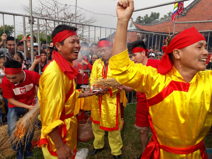 Mâm lễ của đội Đông Nhất - Đông Nhì giành giải nhất được dâng lên lễ Phật, lễ Thánh.