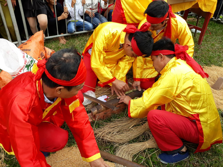 Tại lễ hội Xuân chùa Keo 2019, 4 đội đại diện cho 8 giáp của 3 thôn ở xã Duy Nhất kéo lửa theo nghi thức truyền thống thổi cơm thi.