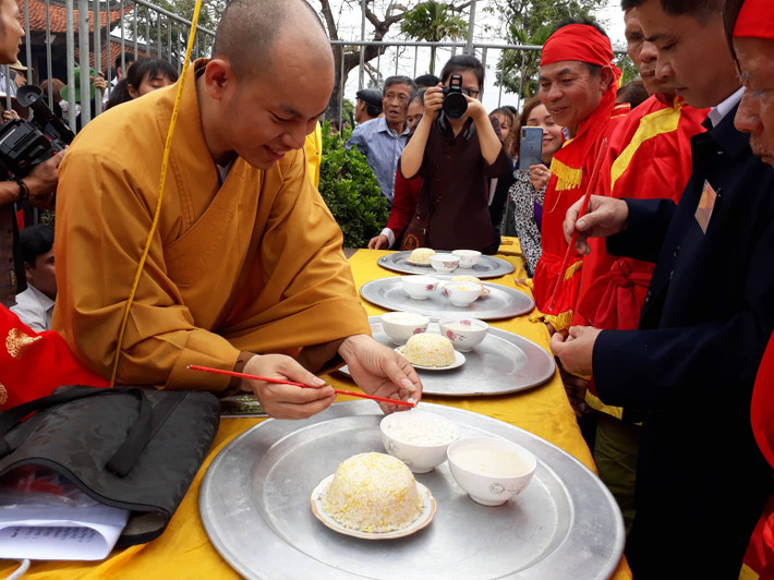 Chấm điểm phần nấu cơm thi.