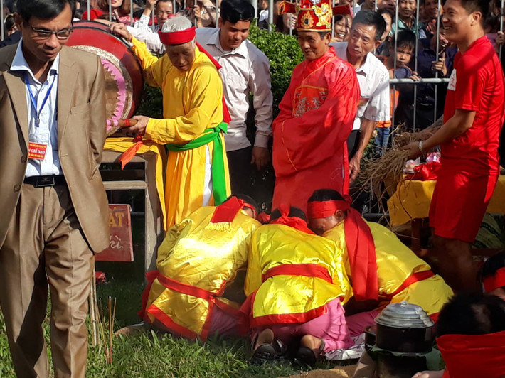 Kéo lửa nấu cơm thi đã trở thành một cuộc đua tài của những người nông dân thuần phác, giữa các cộng đồng thôn làng với nhau. Ở đó, thể hiện công bằng sự khéo léo thông minh, mối quan hệ đoàn kết hành động, bộc lộ sâu sắc bản chất của những người lao động.