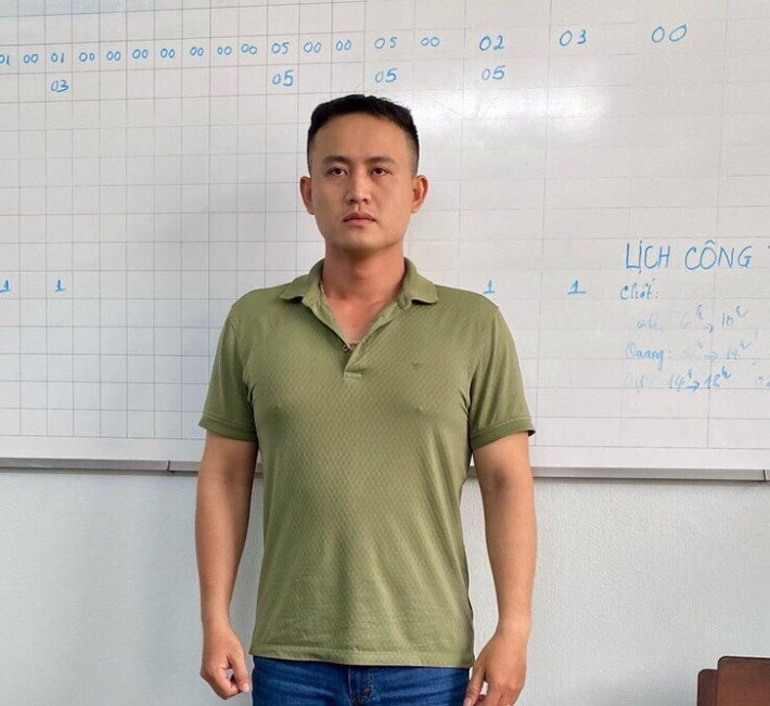 Theo cáo trạng, từ năm 2020, Ngô Minh Thông là trung úy công tác tại Đội Cảnh sát hình sự Công an thị xã Cai Lậy, tỉnh Tiền Giang. Dù đã có vợ, Thông vẫn quan hệ tình cảm với chị N.T.H. (29 tuổi, thị xã Cai Lậy, tỉnh Tiền Giang).