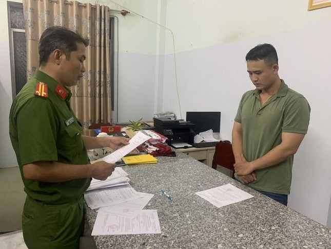 VKSND tỉnh Tiền Giang vừa ban hành cáo trạng truy tố Ngô Minh Thông (30 tuổi, huyện Tân Phước, tỉnh Tiền Giang) về tội Giết người và Cướp tài sản. Thông từng công tác ở Đội Cảnh sát hình sự Công an thị xã Cai Lậy và là bị can gây ra vụ án giết người tình, phi tang xác, gây rúng động dư luận.