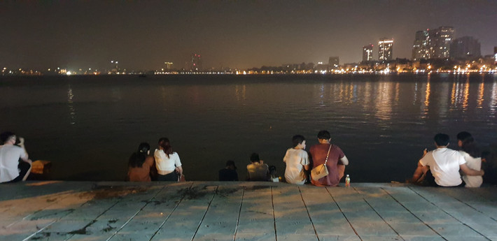 Rất đông người tụ tập buổi tối tại Hồ Tây.