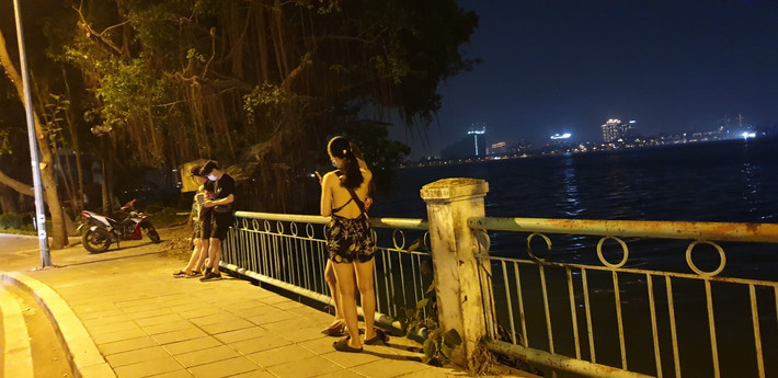 Hàng rào bao quanh Hồ Tây là "điểm tựa" lý tưởng cho các cặp đôi hóng mát.
