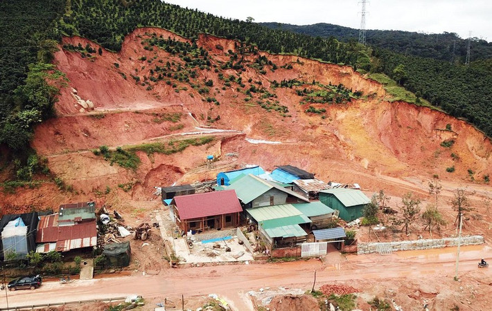 Sạt lở đất đe dọa loạt công sở, nhà dân dọc đường Trường Sơn Đông: Dọc tuyến đường Trường Sơn Đông ngang qua xã Đưng K’Nớ, huyện Lạc Dương, Lâm Đồng xảy ra hàng loạt vụ sạt lở khiến đất đá tràn ra đường và đe dọa loạt công sở, nhà dân... Nhiều người lo lắng, phải đi ở nhờ chỗ khác.