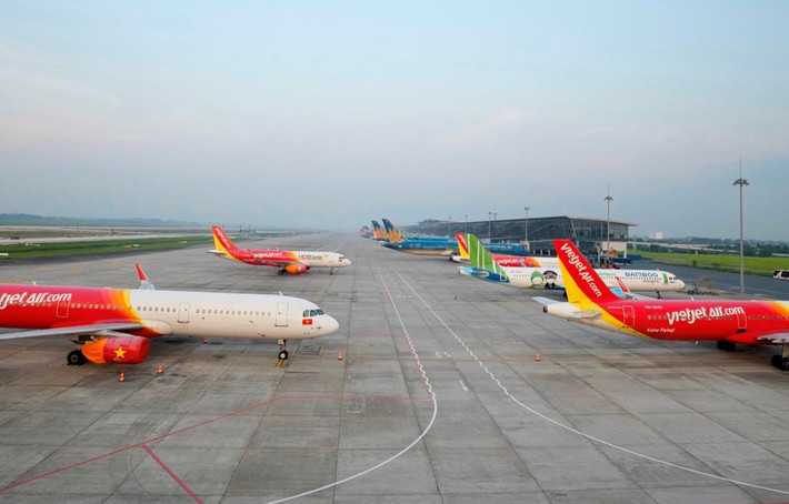 Bộ Giao thông vận tải đã ban hành Quy định tạm thời về triển khai các đường bay nội địa chở khách thường lệ bảo đảm thích ứng an toàn, linh hoạt, kiểm soát hiệu quả dịch COVID-19. Quy định này áp dụng đối với hoạt động vận tải hành khách nội địa bằng đường hàng không trên phạm vi toàn quốc và thực hiện thí điểm từ ngày 10/10 đến hết ngày 20/10.
