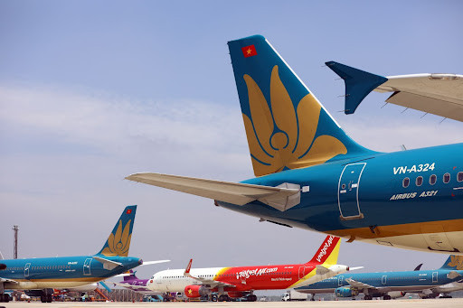 Trong quy định, hành khách bay cần đáp ứng đủ điều kiện: Phải tiêm đủ liều vắc xin phòng COVID-19 (thẻ xanh trên Sổ Sức khoẻ điện tử/PC-COVID hoặc giấy chứng nhận tiêm đủ liều vắc xin của cơ quan có thẩm quyền cấp, liều cuối cùng đã được tiêm ít nhất 14 ngày) hoặc đã khỏi bệnh COVID-19 trong vòng 6 tháng tính đến thời điểm về địa phương (có giấy ra viện/giấy xác nhận khỏi bệnh COVID-19).