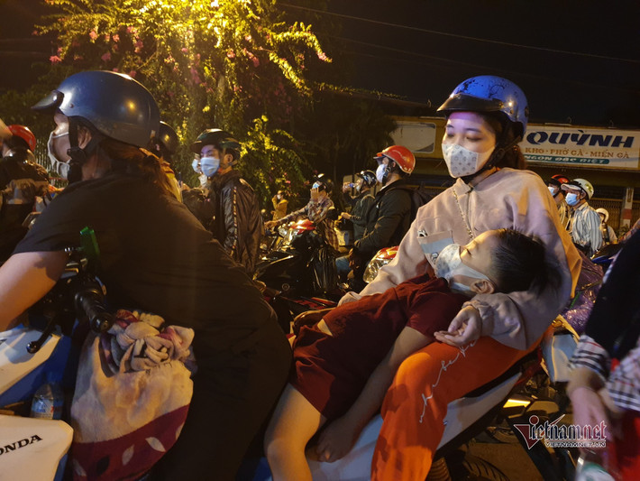 Tối cùng ngày, trong chương trình "Dân hỏi - Thành phố trả lời", ông Võ Văn Hoan, Phó Chủ tịch UBND TPHCM cho biết, sau nới lỏng giãn cách, mong muốn được về quê của người dân là chính đáng. Tuy nhiên, việc về quê lúc này sẽ gây nguy cơ xảy ra dịch bệnh tại địa phương và có thể gây quá tải hệ thống y tế; nếu nhiễm bệnh thì việc điều trị cũng khó khăn. Ảnh Vietnamnet.