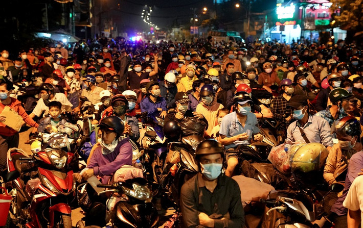 Người dân chờ đợi và xếp hàng dài trên Quốc lộ 1A để chờ "thông chốt" về quê. Ảnh Zing.