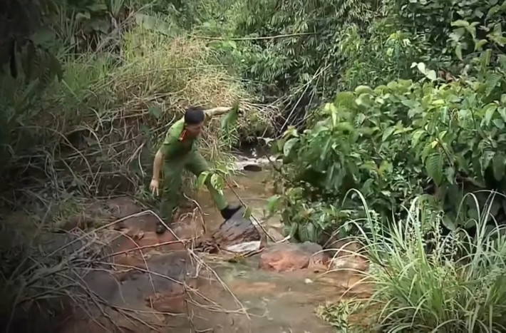 Đô kể lại, sáng cùng ngày, cha con Đô đi xe máy đến rẫy của gia đình để đào củ năng. Đến bờ suối, ông Nhất lội bộ qua, Đô quay xe về đón mẹ ra đào củ năng. Khi Đô vừa quay xe đi được chừng 10m thì nghe có tiếng nổ lớn.