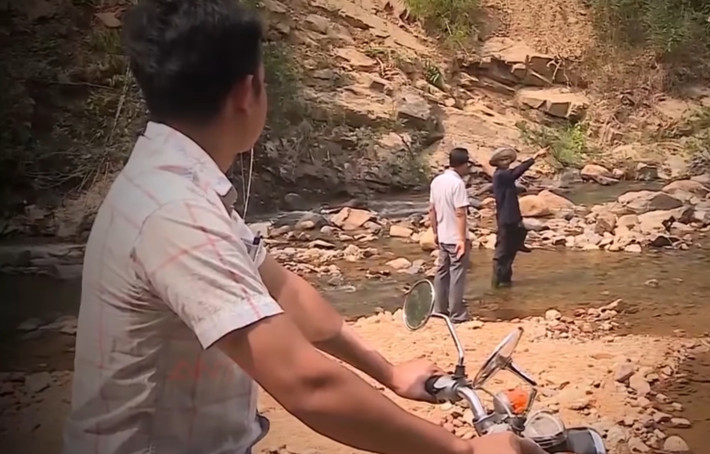 Một chi tiết khiến lực lượng điều tra lưu tâm là trong khi cả gia đình ông Ka Nhất đều đến hiện trường thì có 2 người vắng mặt là Ya Tăm (1984) và Ya Thoàn (1971) đều là anh cột chèo của nạn nhân và sống cạnh gia đình nạn nhân ở thôn Krăng Gọ 1.