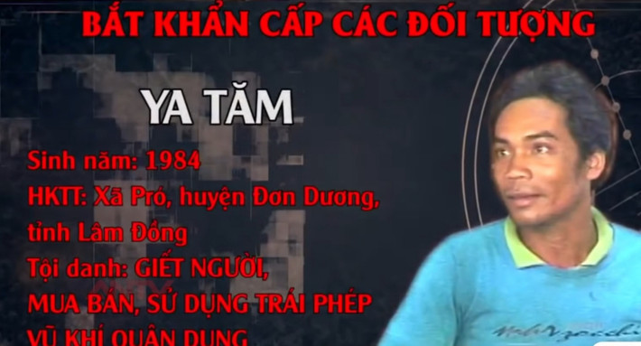 Biết được quy luật Ka Nhất thường đi đào củ năng phải băng qua suối nên sáng 30/11, Ya Tăm mang theo súng ra bờ suối phục sẵn. Tránh bị phát hiện, Ya Tăm mặc bộ quần áo màu đen, trùm tấm vải đen to che mặt, khi thấy Ka Nhất đang lội qua suối, ở khoảng cách khoảng 10m, Ya Tăm đã nhắm bắn vào hông Ka Nhất.
