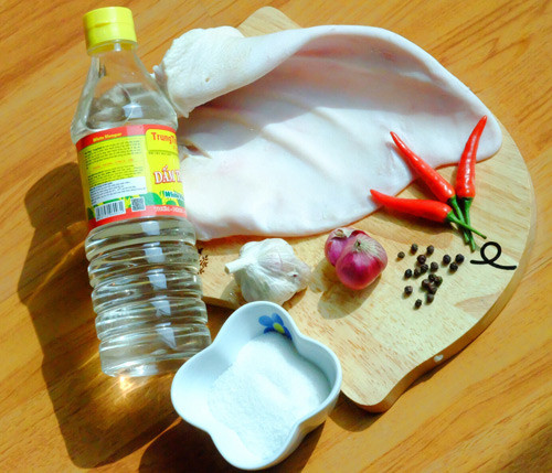 Bạn chỉ cần chuẩn bị tai heo đã làm sạch, luộc chín; giấm ăn, muối; đường; ớt, hành khô, tỏi, gừng, hạt tiêu... và lọ thủy tinh có nắp đậy. Ảnh: Infornet.