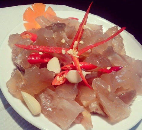 Gân bò là một trong những nguyên liệu làm món ăn ngâm giấm sả ớt cực ngon nhưng ít người biết đến. Từng miếng gân bò giòn sần sật hòa quyện với hương vị chua cay của giấm sả... đảm bảo sẽ rất được lòng các thành viên trong nhà bạn. Ảnh: Monngon.