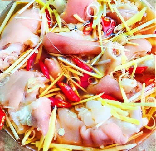 Cách pha nước ngâm móng giò: 1 bát nước mắm ngon, 3 bát nước, 1 bát giấm hòa trong nồi rồi đun sôi để nguội. Cho đường, sả, ớt, gừng (cái này cũng tùy khẩu vị mỗi người, nêm mếm vừa miệng, thường là cho đậm đà hơn một chút khi ngấm vào móng giò là vừa, không nên nhạt quá). Ảnh: Khám phá.